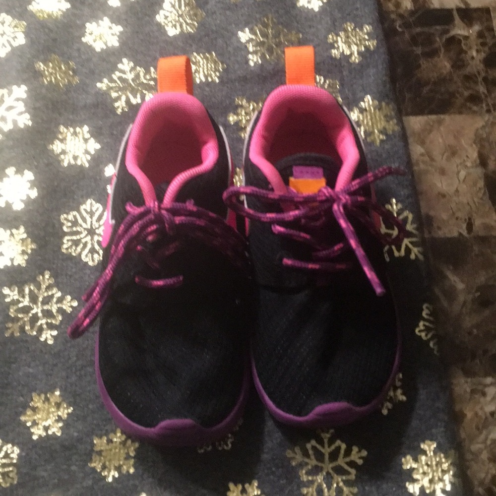 Toddler girls black Nike Sneakers size 6C!